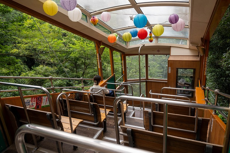 神戸、六甲山へ。90年の歴史あるケーブルカーで山を登る。