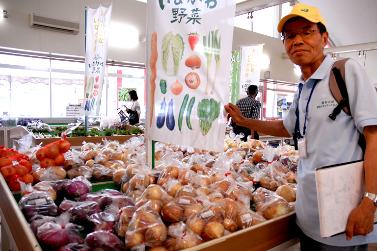 源流が育む町内産の新鮮野菜を求め 行列ができる 道の駅いながわ 口コミ 兵庫県公式観光サイト Hyogo ナビ ひょうごツーリズムガイド 源流が育む町内産の新鮮野菜を求め 行列ができる 道の駅いながわ 口コミ 兵庫県公式観光サイト Hyogo ナビ ひょうごツーリズムガイド
