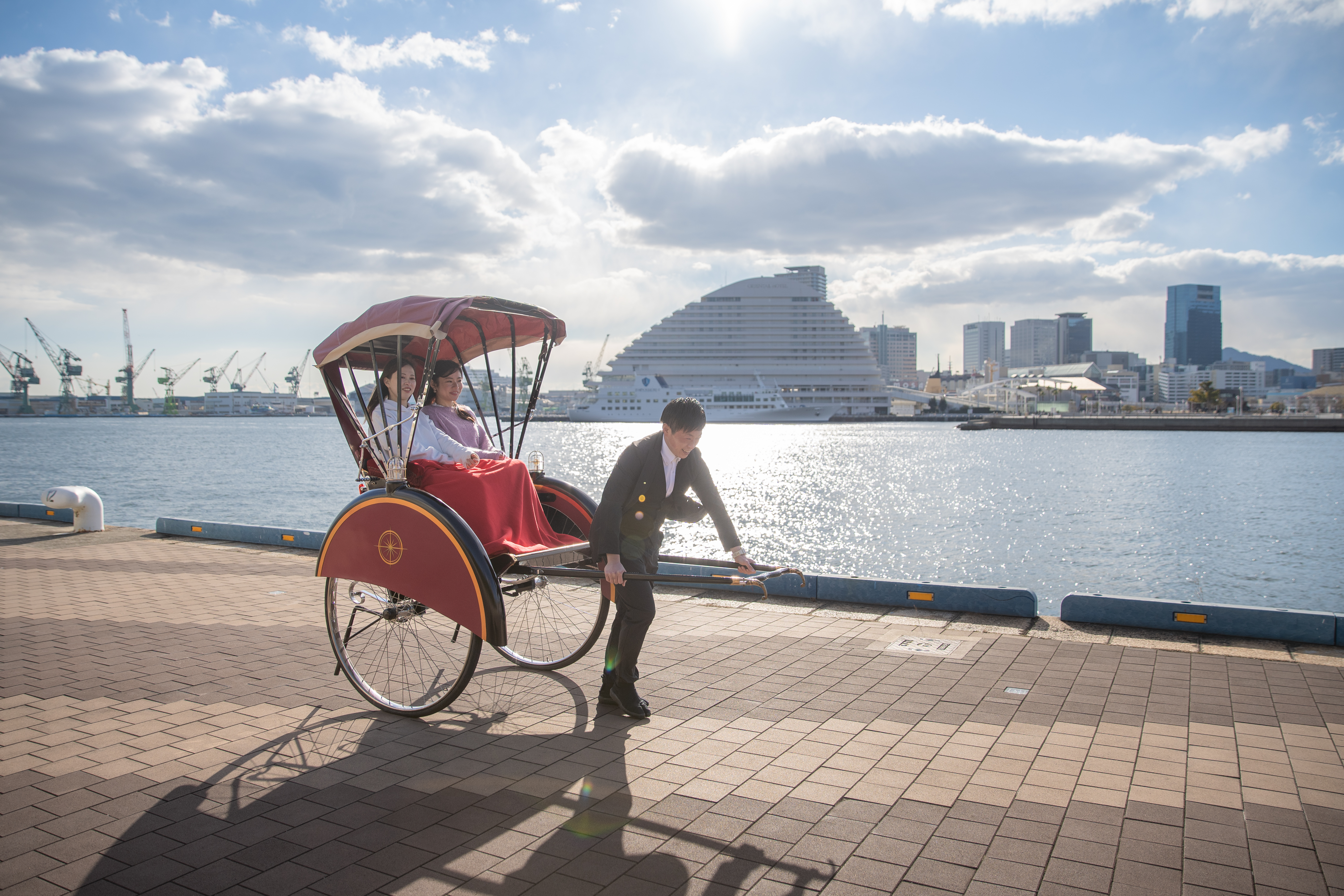 22年4月1日神戸 ウォーターフロントエリアに日本初登場 神戸の街で海の風を感じるラグジュアリーな人力車 リムジンリキシャ 口コミ 公式 兵庫県観光サイト Hyogo ナビ 知っておきたい観光情報が盛りだくさん