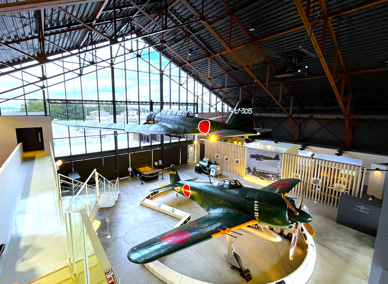 戦闘機「紫電改」の実物大模型展示や防空壕、シアターなど鶉野飛行場跡