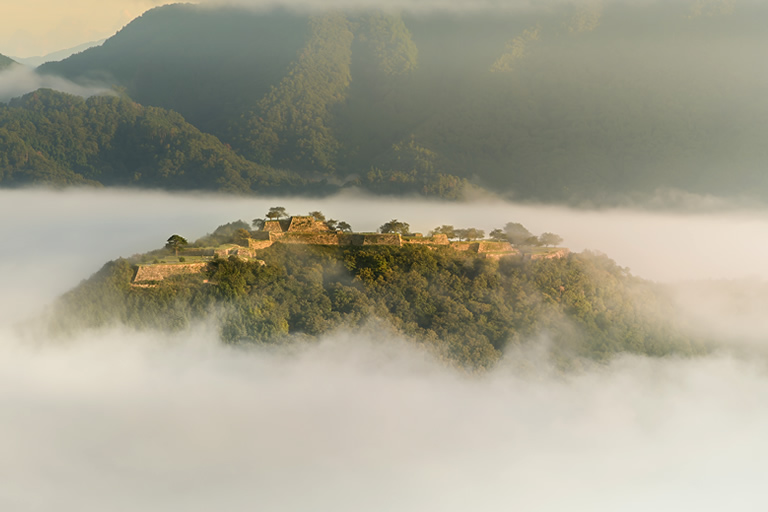 千切れ雲 雲海シーズン到来！天空の城「竹田城跡」 全景を望める「立雲峡」の