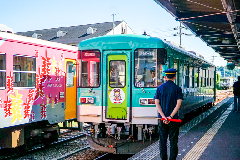 昭和レトロ:私鉄駅と国鉄駅が隣接する地方路線　老舗酒蔵とレトロな商店街の風景 地方私鉄 1960年代の回想: 寂れた七窪駅