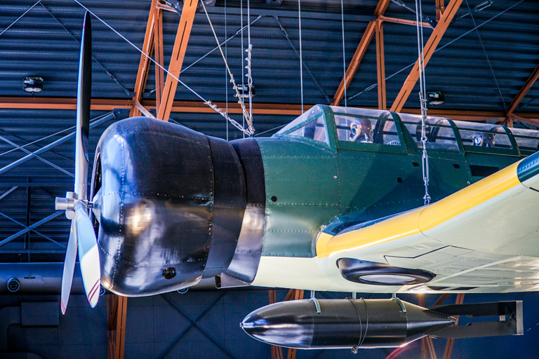数多くの戦争遺跡と戦闘機「紫電改」の実物大模型に触れる。鶉野飛行場