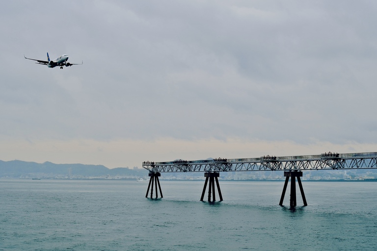 ดูการลงจอดของเครื่องบินจาก spar deck ใกล้กับโคะเบะ Airport 