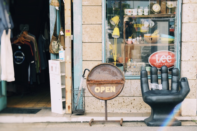 ทางเข้าของร้านค้าของถนนบริษัทชิปปิ้ง 