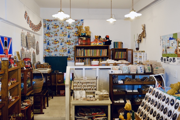 ภายในของ c-h-o-c โบราณวัตถุร้านขายของเบ็ดเตล็ด 