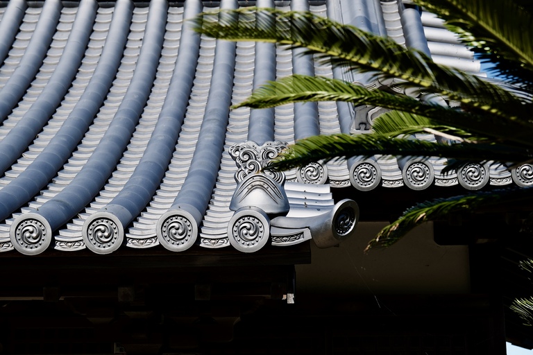  神社の装飾には波模様が使われています。