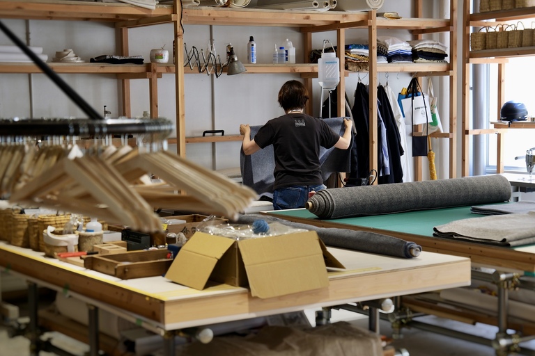 目の前で衣類を作る工程を見ることができました。