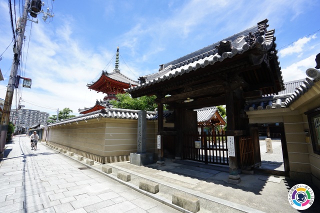 長遠寺の山門前