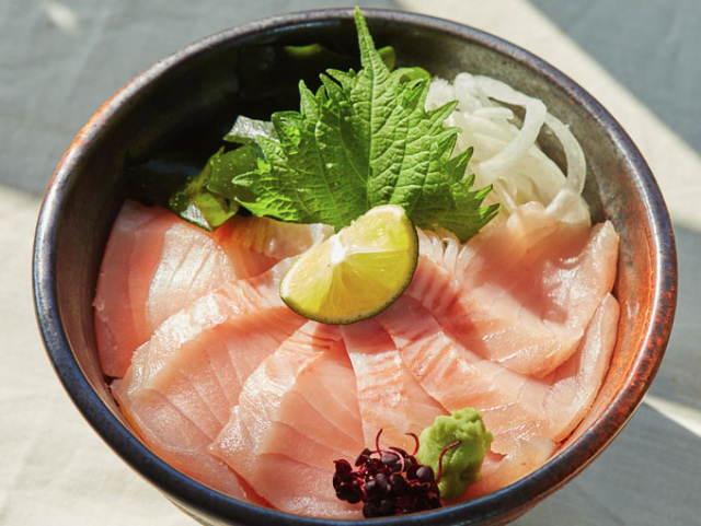 4. 淡路島の生サワラ丼