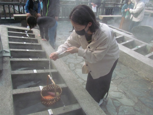 温泉の町「湯村」でまち歩きガイドと荒湯で湯がき文化体験