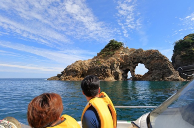 山陰海岸ジオパークを間近で感じる小型船遊覧ツアー