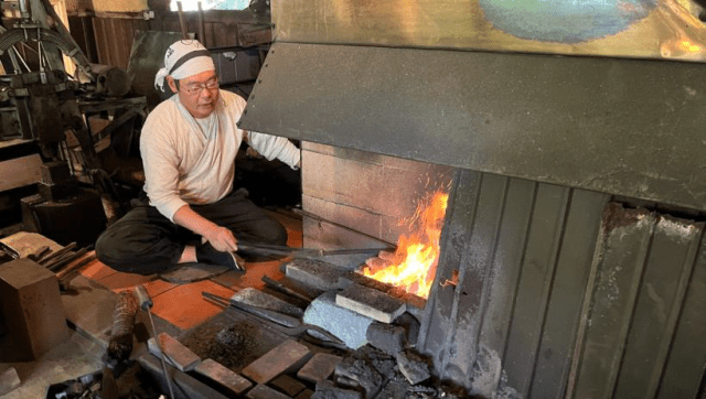 Learn to make Japanese swords and small knives from a swor…