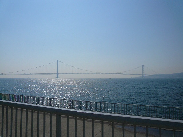 真横からの明石海峡大橋  　明石