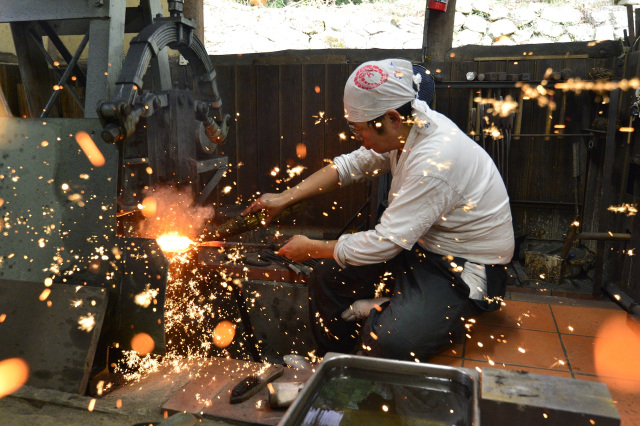 Learn to make Japanese swords and small knives from a swordsmith
