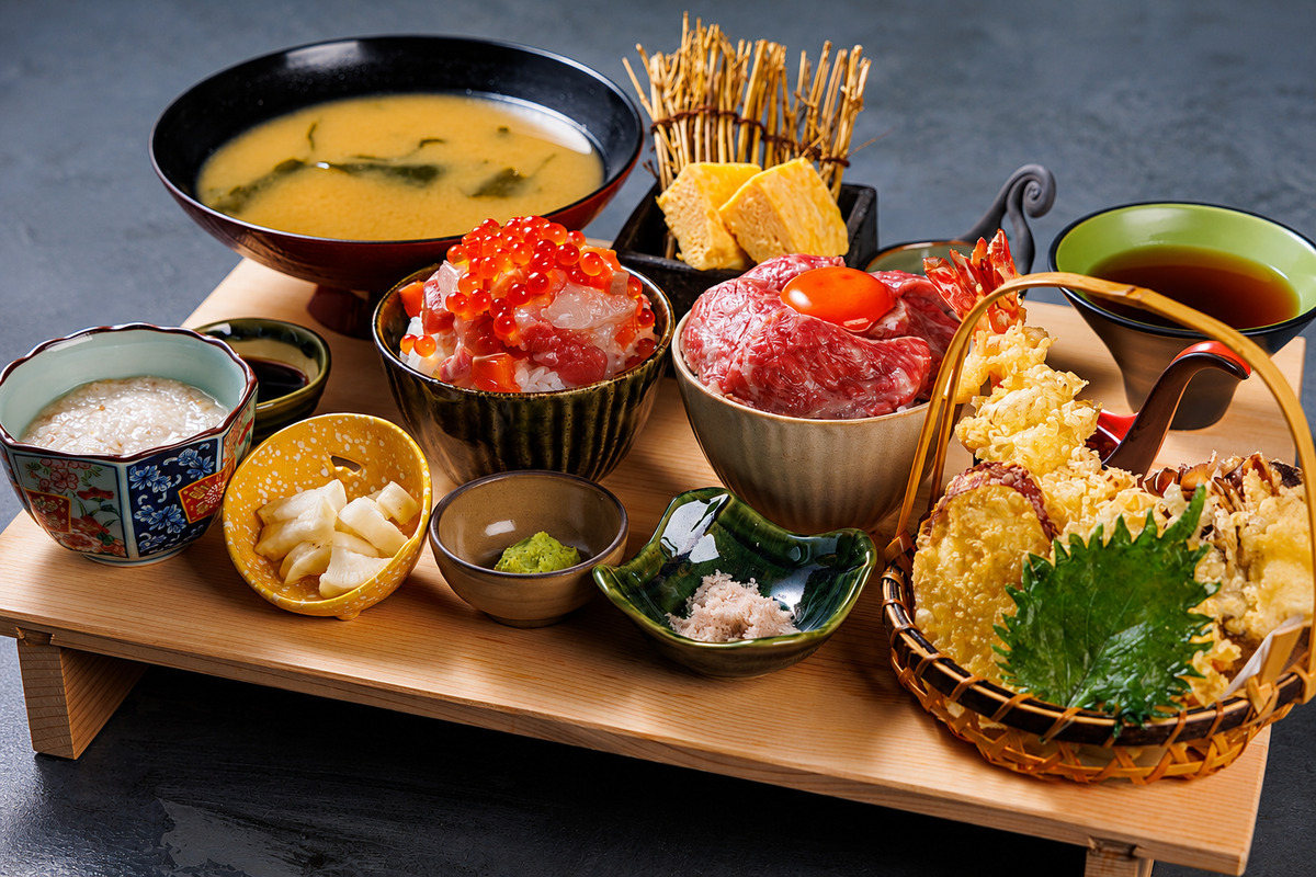 浮世離れのSHIMADOROBO和牛炙り丼と漁師飯